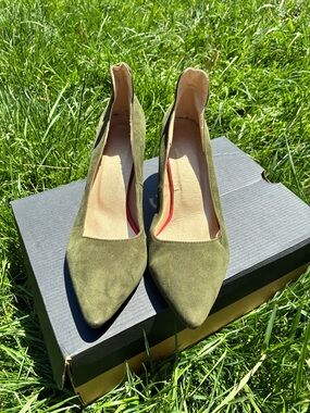 Olive Green Suede Pointed-Toe Women's Pumps NEVER WORN